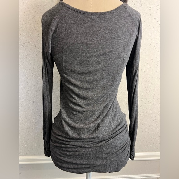 Coco & Main Long-sleeve gray tunic with side ruching - Picture 3 of 6
